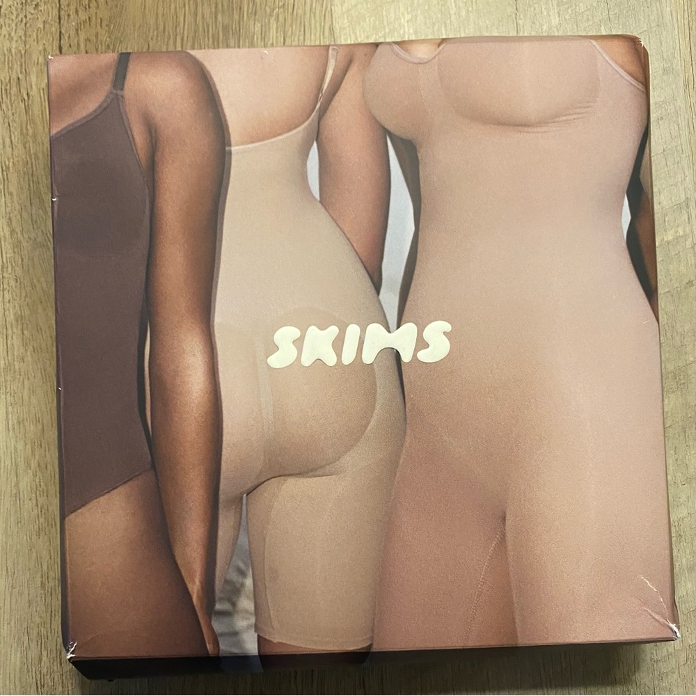 SKIMS SCULPTING BODY SUIT MID THIGH W/ OPEN GUSSET, COLOR: CLAY, SZ. 2X/3X